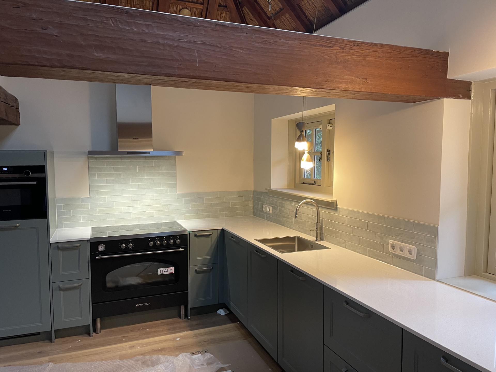 Mooie keuken groene tegels in verband